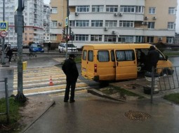 Перебегавшая дорогу школьница попала под автобус в Севастополе