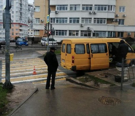 Перебегавшая дорогу школьница попала под автобус в Севастополе