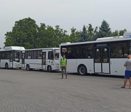 В Севастополе из-за шторма не ходят катера и паромы