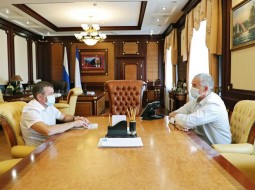 Два крымских министра подали в отставку в один день