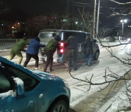 Гололед обездвижил автомобили в Севастополе