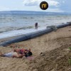На крымском пляже люди отдыхают рядом с канализационной трубой