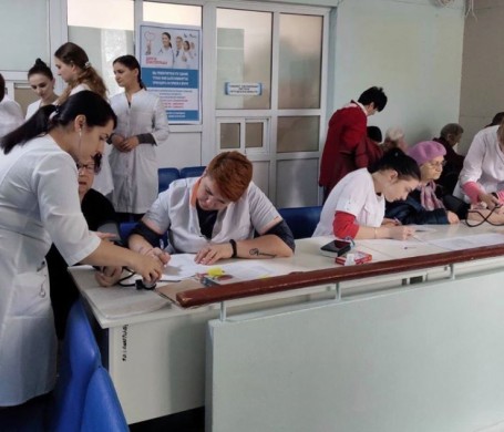 Более 830 медиков брошены на борьбу с коронавирусом в Севастополе