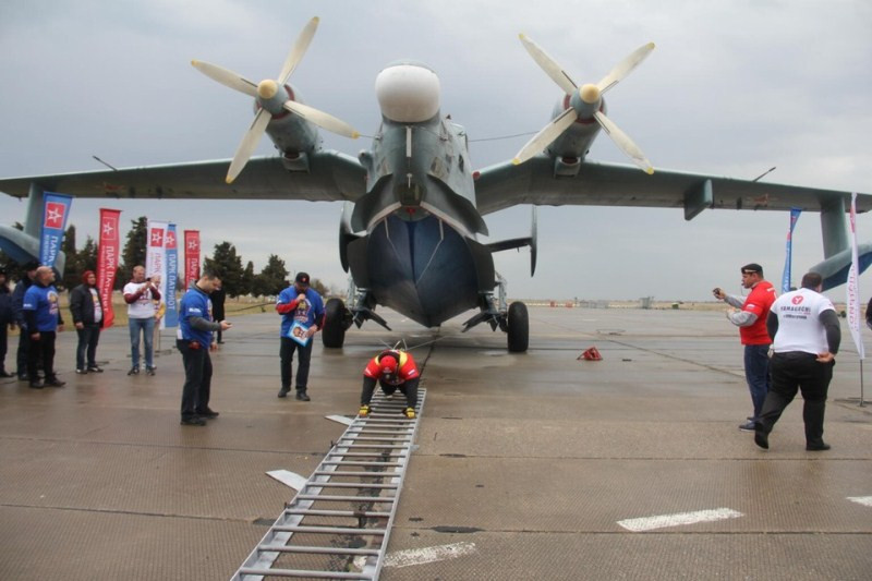 По поручению Путина силач из Крыма сдвинул с места самолет