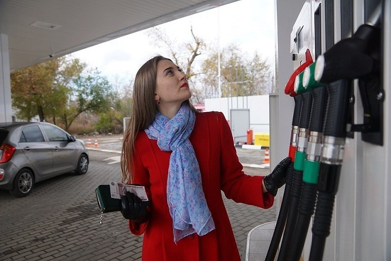 Почему бензин в России дороже заграничного