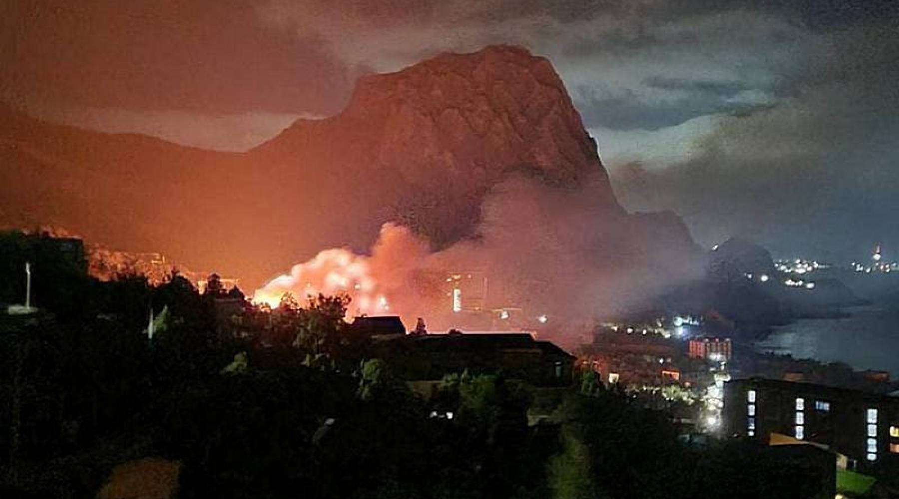 освещение от костра. красивый пожар. локальный пожар. омск поджог трансформатора. пожар в мочище новосибирск.