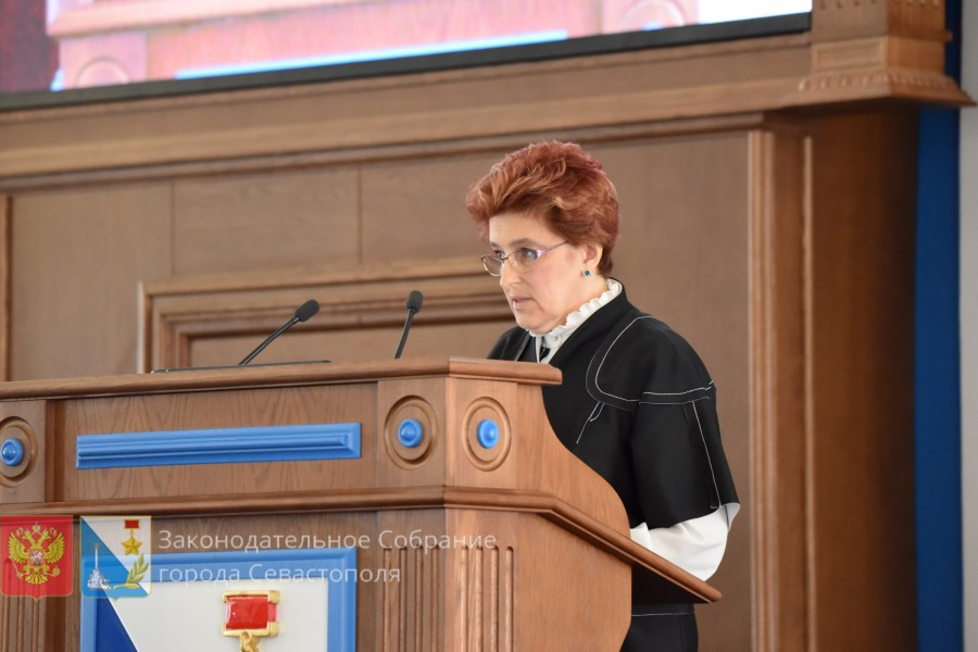 Глава образования Севастополя отчиталась перед депутатами