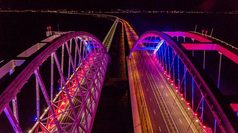 Новая подсветка на арках Крымского моста слепит водителей