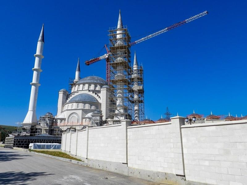 Путин поручил достроить в Крыму мечеть