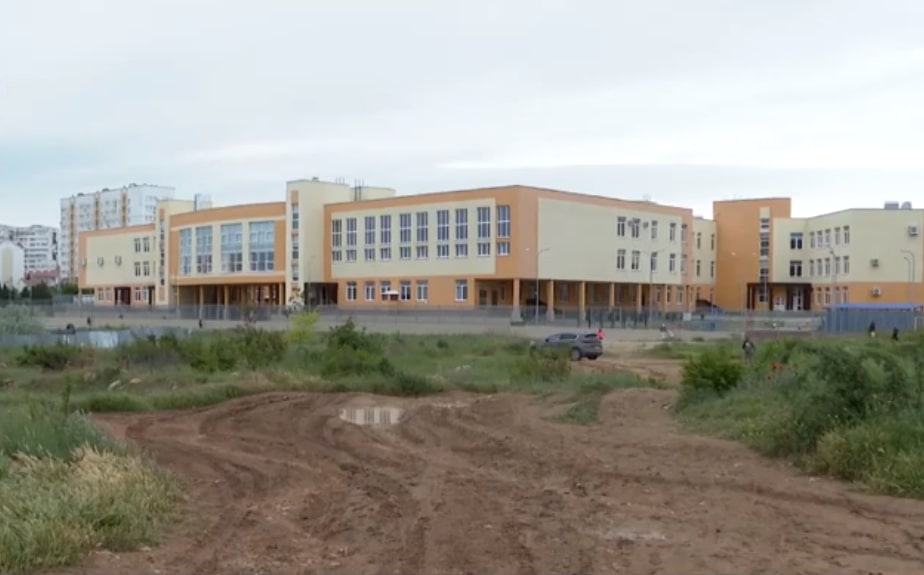 Через грязь к знаниям. Школьники Севастополя никак не дождутся дороги к школе