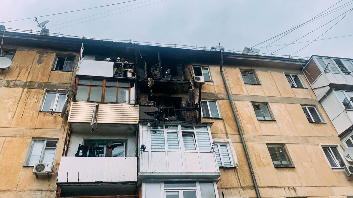 В Севастополе в многоквартирном доме сгорели два балкона