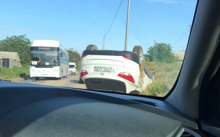 В Севастополе юная автоледи перевернулась на трассе