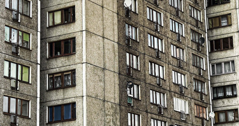 В Крыму девочка упала с крыши девятиэтажки