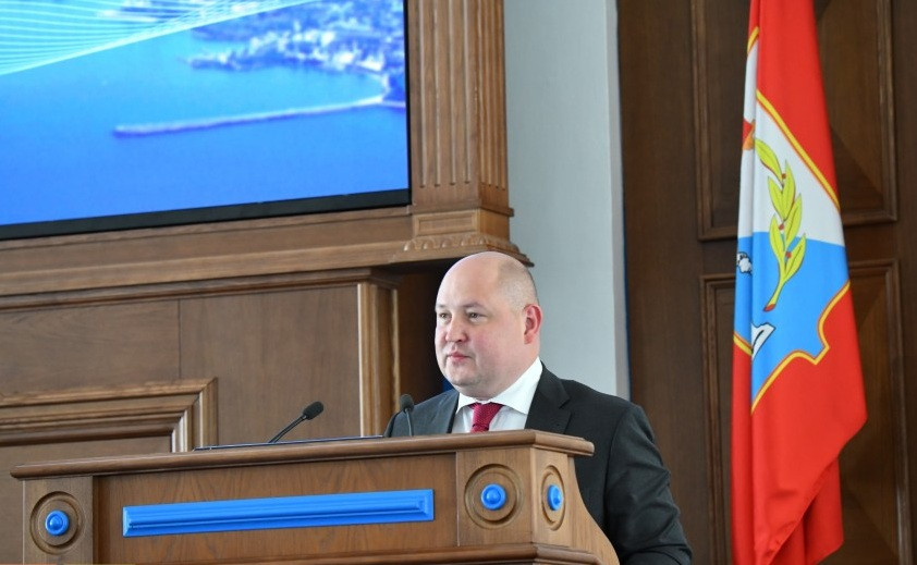Губернатор Севастополя отчитался перед депутатами