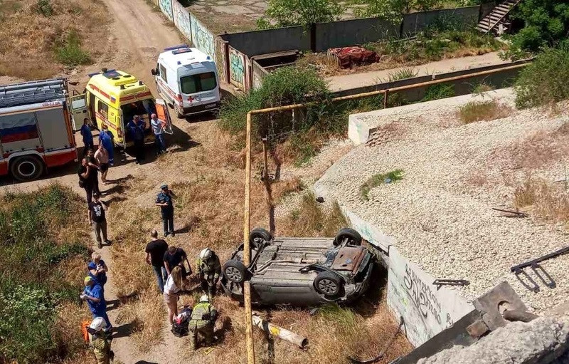 Машины рухнули с моста в Крыму