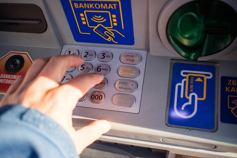Гости Крыма возмущены комиссией с банковских карт