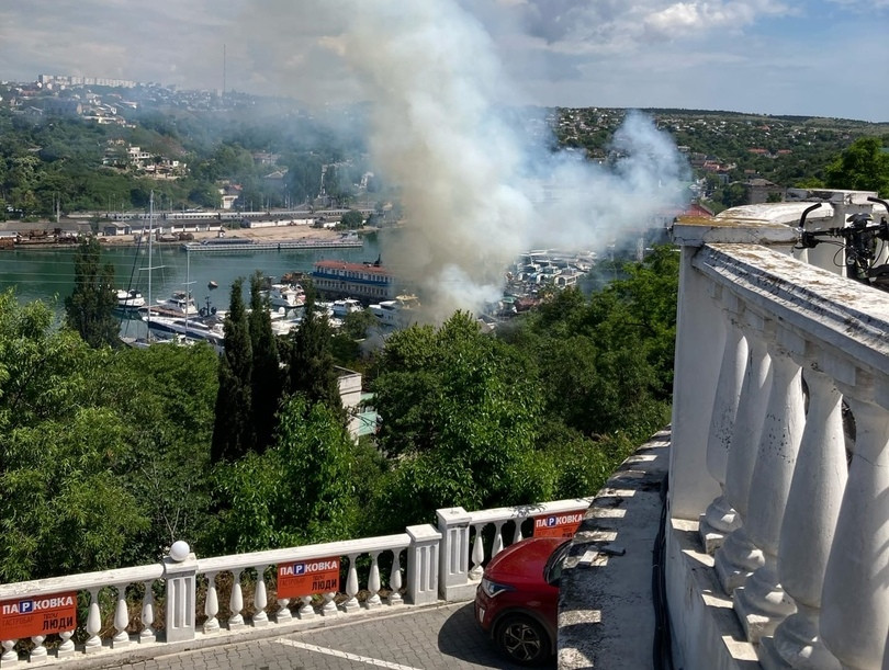 В Севастополе горело здание поблизости от Матросского клуба