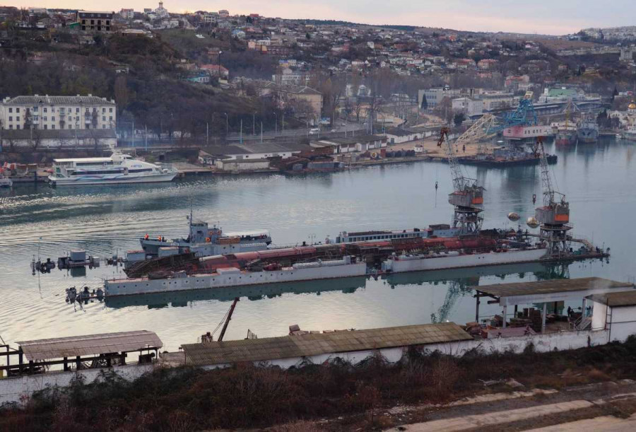 Подъём затонувшего дока в бухте Севастополя станет длительной операцией