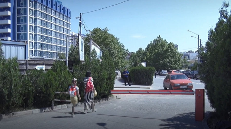 У парка Победы в Севастополе нелегально взимают деньги за парковку