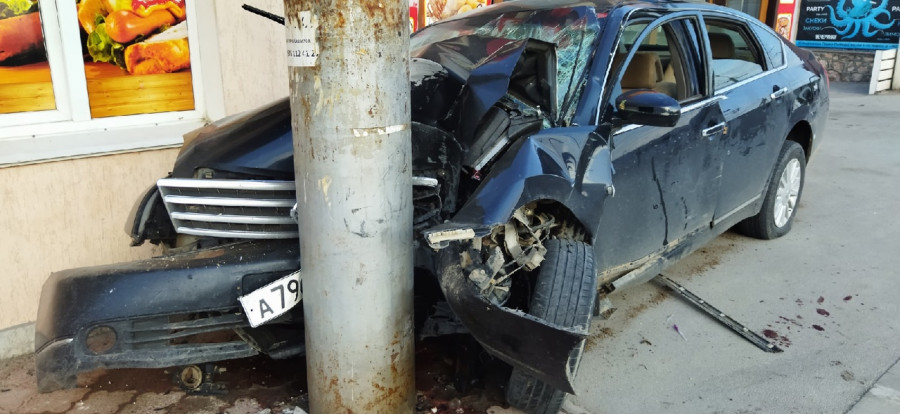 В Севастополе автомобиль таранил магазин и столб