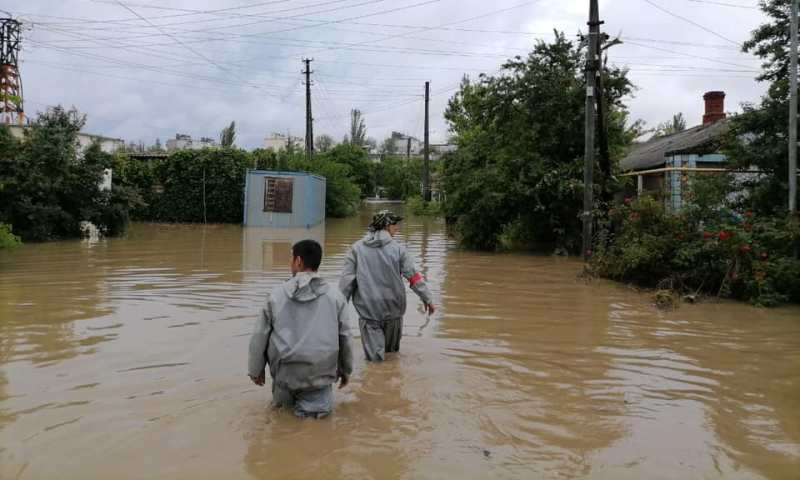 В Крыму устраняют последствия бури и собирают помощь для пострадавших
