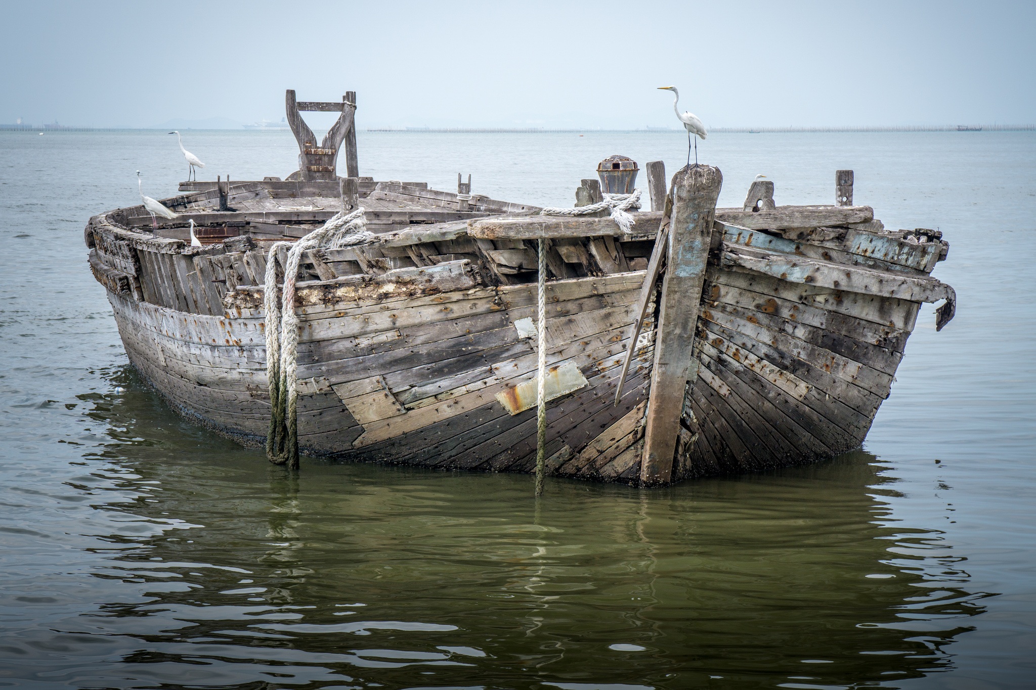 Старый корабль на берегу