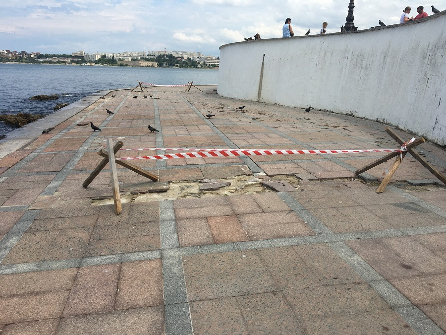 Замена разбитого штормом гранита в Севастополе превратилась в международную спецоперацию