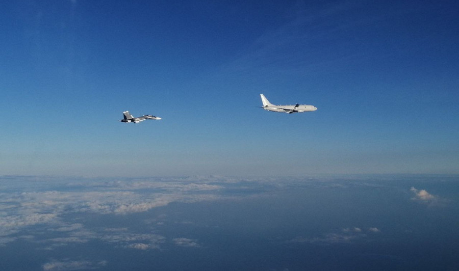 Самолеты ЧФ проконтролировали полет американского разведчика у российской границы. 