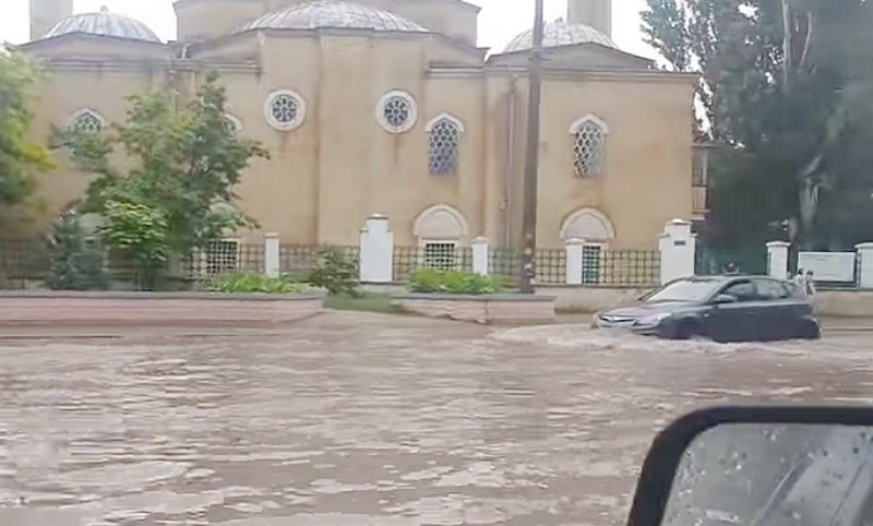 Дождями затопило север и запад Крыма