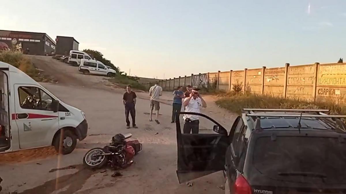 Мотоциклист скончался на руках у медиков после ДТП в Севастополе