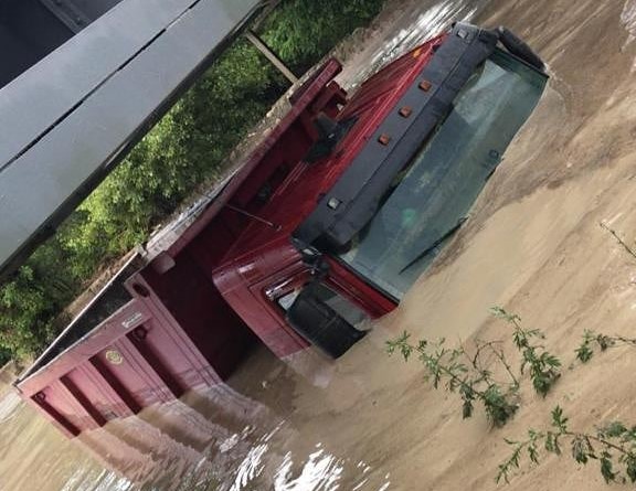 В Севастополе грузовик ушёл под воду