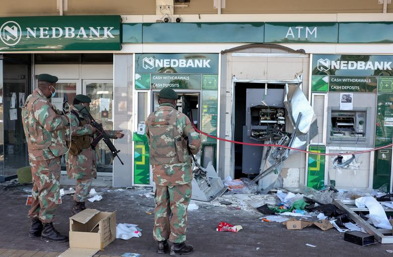 В ЮАР развернут мобилизацию 25 000 резервистов из-за массовых беспорядков