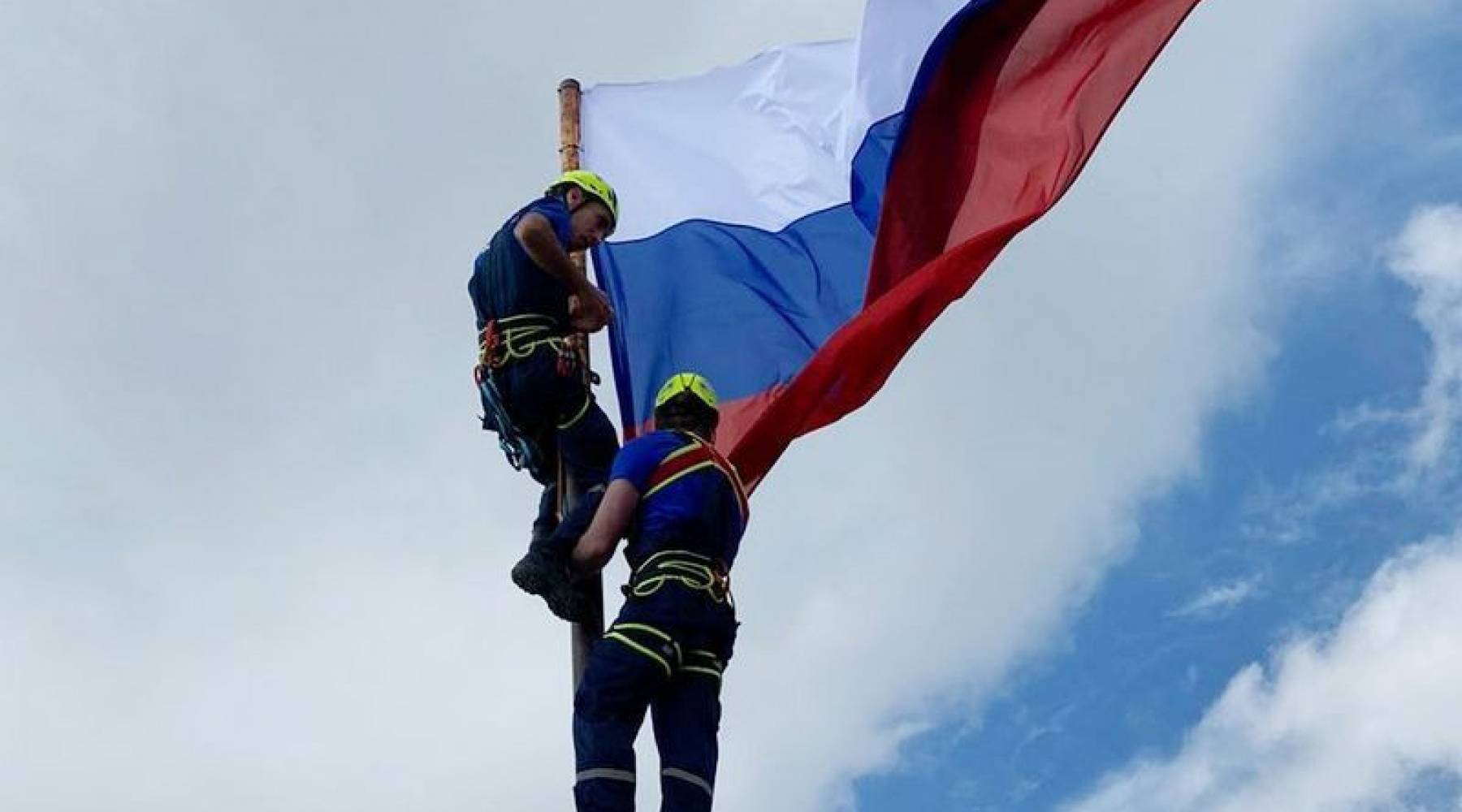 Флаг на вершине. Флаг России на вершине горы. Крым русский флаг. Поднять флаг. Установили российский флаг.