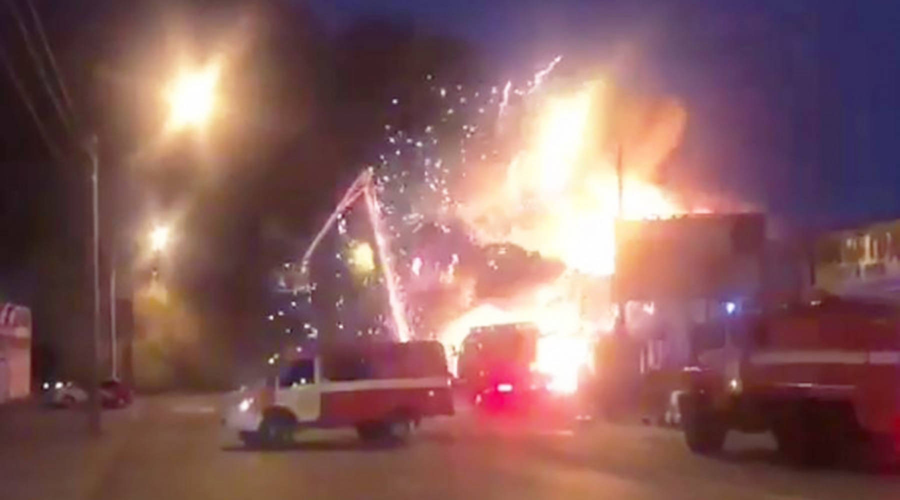 ростов рынок горит. ростов рынок горит. ростов рынок горит. ростов на дону пожар на складе фейерверков. пожар в ростове-на-дону вчера.