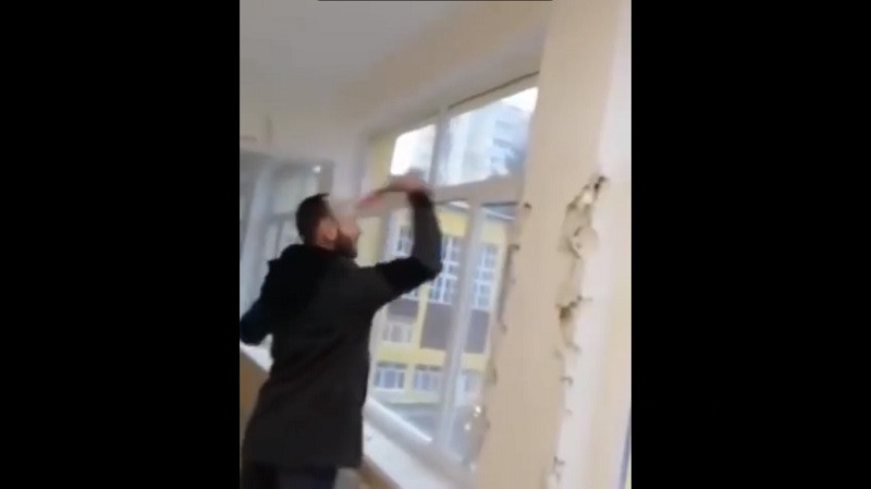 Мужчина с кувалдой разгромил школу в Крыму