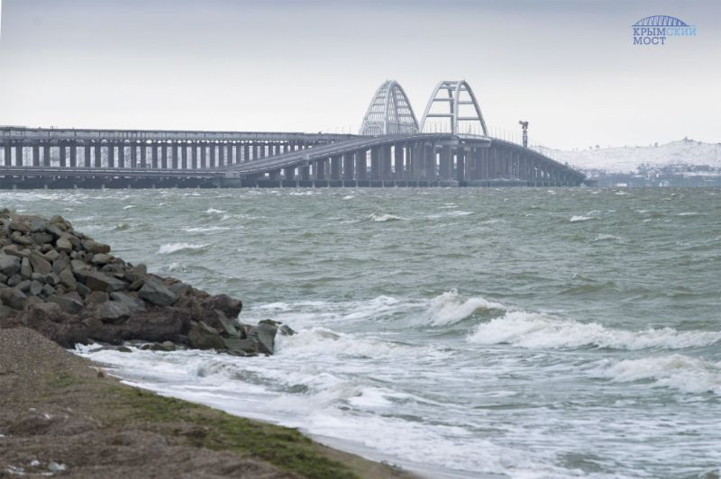 Крымский мост впервые временно перекрыли из-за снегопада