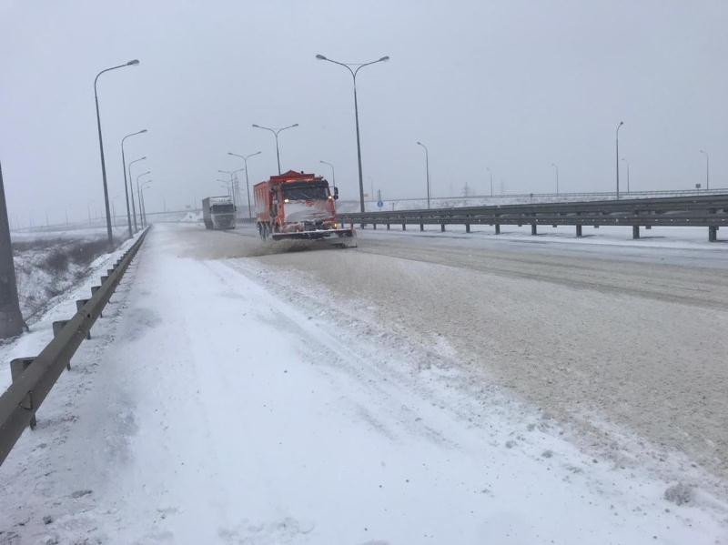 Крымский мост и «Тавриду» расчистили после снегопада